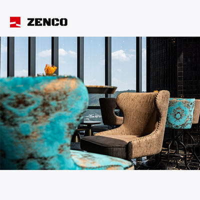 Zestaw mebli w lobby hotelu z kanapą z tkaniny, krzesłem, stołem kawowym