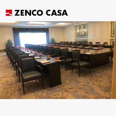 Mieszkanie hotelowe, meble do sal konferencyjnych, czarny stół konferencyjny, krzesła, mieszanka i dopasowanie.