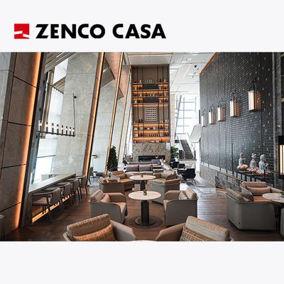 Zestaw mebli hotelowych obejmuje dwa krzesła z stołem kawowym