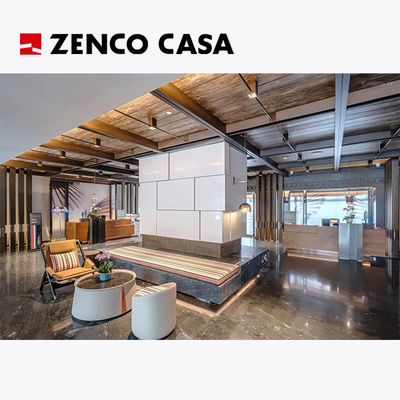 Zestaw mebli w lobby hotelu obejmuje krzesła, krzesła, stołki, stolik, kanapę, poduszki