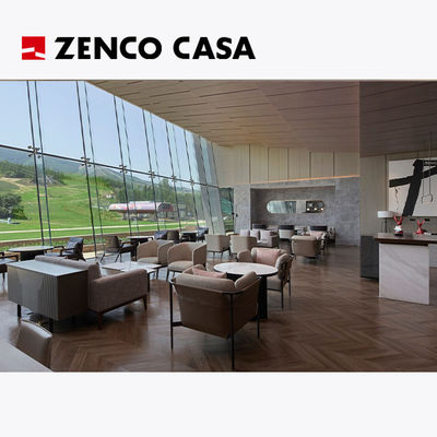 Nowoczesne meble do salonu w lobby hotelu, w tym krzesło i stolik