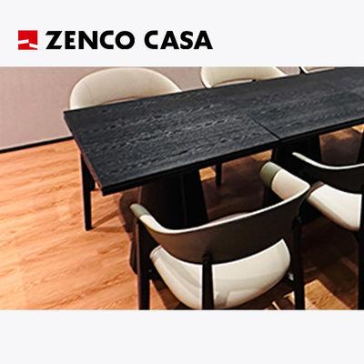 Zestaw mebli hotelowych zawiera stolik z drewna i krzesła.