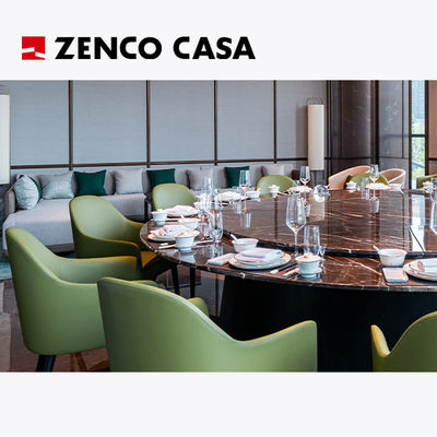 Meble hotelowe w restauracji zawierają okrągły marmurowy stół i zielone skórzane krzesła jadalne.