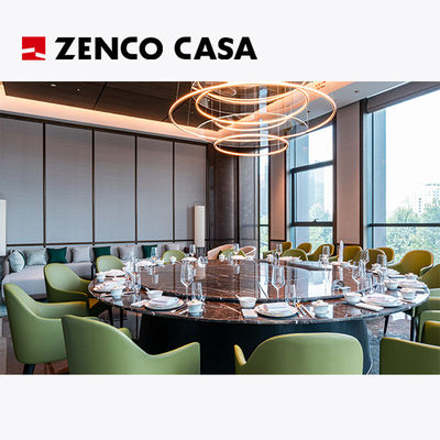 Meble hotelowe w restauracji zawierają okrągły marmurowy stół i zielone skórzane krzesła jadalne.