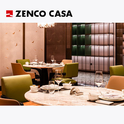 Meble hotelowe i restauracyjne obejmują okrągły stół z marmuru i skórzane krzesła jadalne