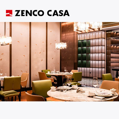 Meble hotelowe i restauracyjne obejmują okrągły stół z marmuru i skórzane krzesła jadalne