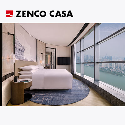 Zestaw mebli do sypialni hotelowej zawiera łóżko z drewna i nowoczesny minibar.
