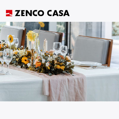 Meble hotelowe i restauracyjne obejmują długie stoły jadalne z drewna i wysokiej klasy krzesła jadalne z tkaniny