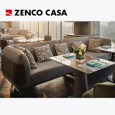 Pokój w lobby hotelu z kanapą i stołem kawowym
