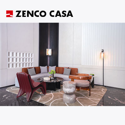 Meble w lobby hotelu, w tym kanapy w kształcie litery L i krzesło w kształcie czerwonego szkła stalowego