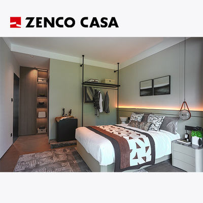 Świetlny luksusowy apartament pokój z masywnym drewnem łóżko i skórzane stolik nocny
