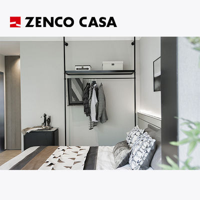 Świetlny luksusowy apartament pokój z masywnym drewnem łóżko i skórzane stolik nocny